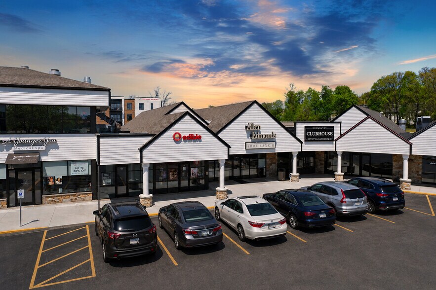 18900 W Bluemound Rd, Brookfield, WI à vendre - Photo de l’immeuble – Image 2 sur 12