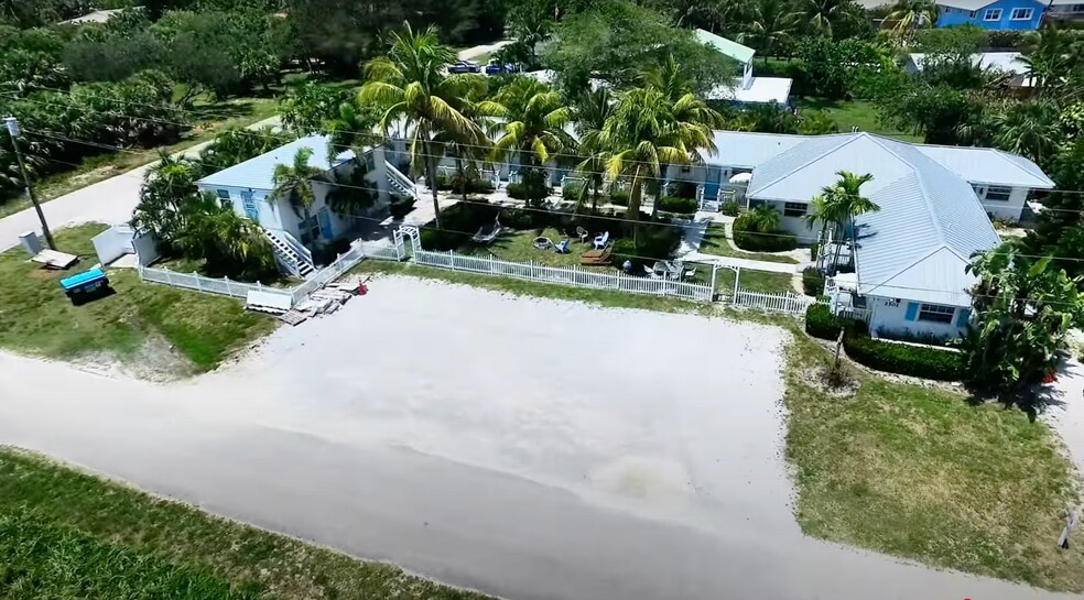 2502 Tamarind Dr, Hutchinson Island, FL à vendre - Photo de l’immeuble – Image 3 sur 42