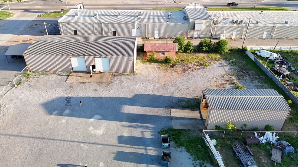 201 NE 4TH St, Lindsay, OK à louer - Photo de l’immeuble – Image 3 sur 16