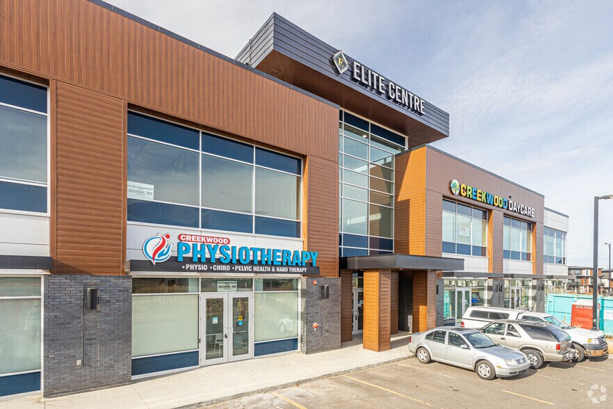 8305 Chappelle Way SW, Edmonton, AB à louer - Photo de l’immeuble – Image 1 sur 7