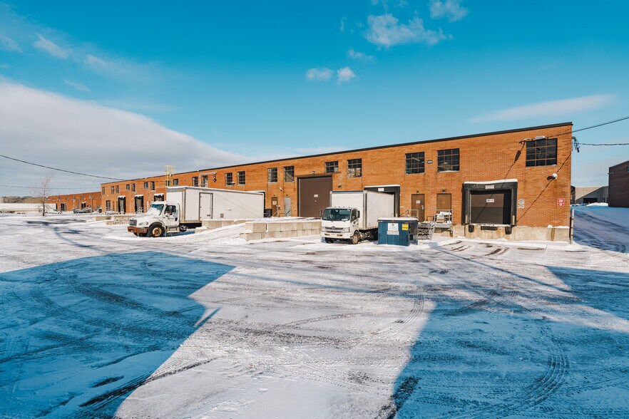 380-410 Rue McCaffrey, Montréal, QC à louer - Photo de l’immeuble – Image 2 sur 4