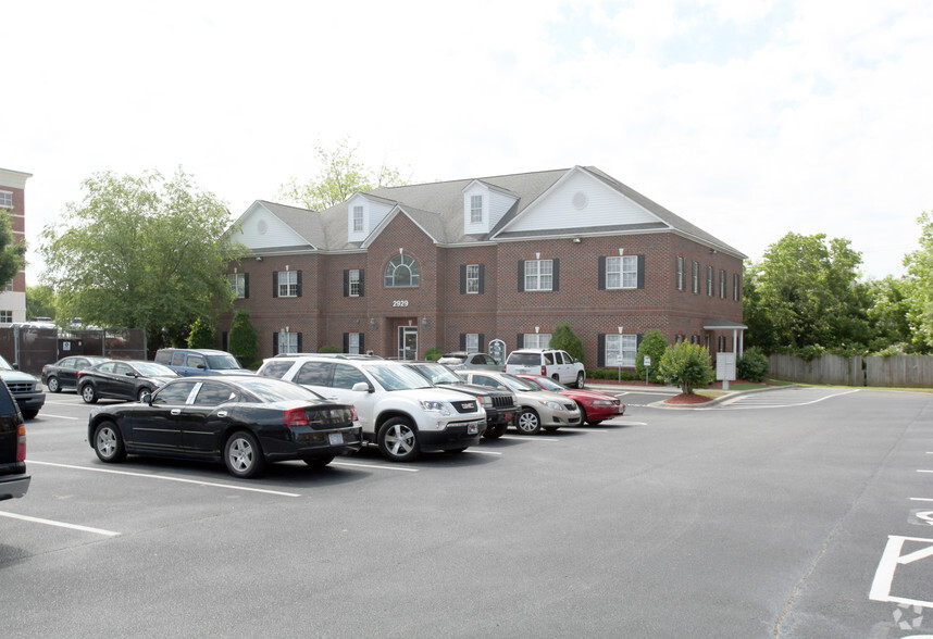 2929 Breezewood Ave, Fayetteville, NC à louer - Photo de l’immeuble – Image 2 sur 12