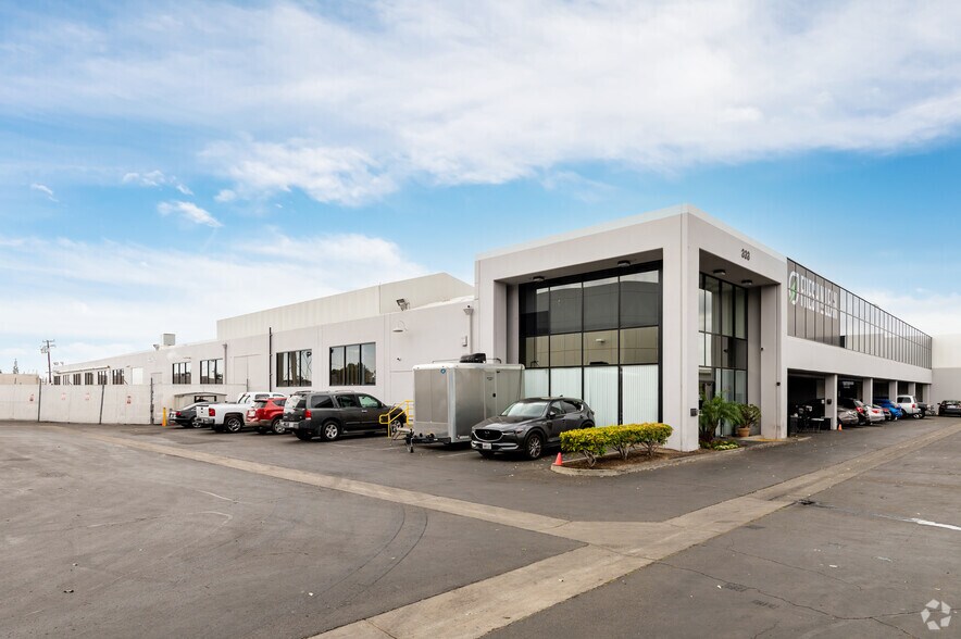 333 N Euclid Way, Anaheim, CA à louer - Photo de l’immeuble – Image 1 sur 29