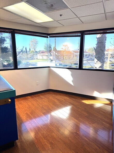 430 E Avenida de los Arboles, Thousand Oaks, CA à louer - Photo de l’immeuble – Image 2 sur 19