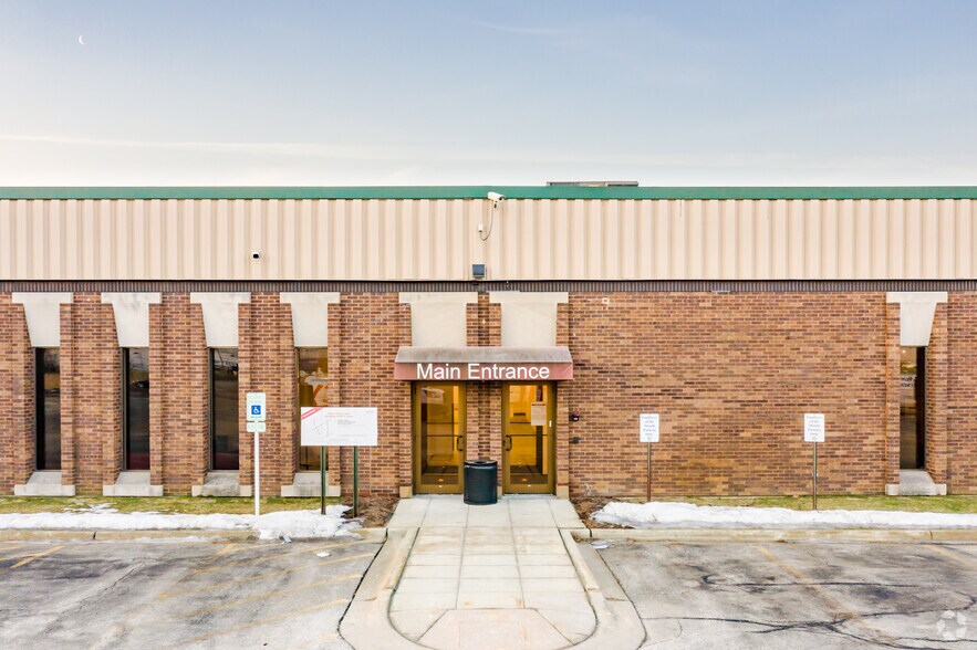 677 N Larch Ave, Elmhurst, IL à vendre - Photo de l’immeuble – Image 2 sur 9
