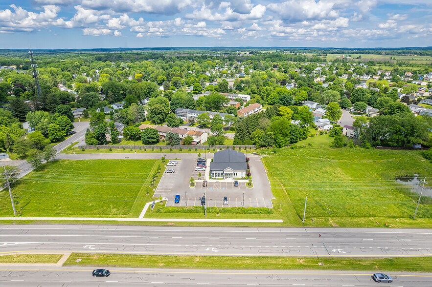 Farmbrook Dr, Farmington, NY à vendre - Photo de l’immeuble – Image 1 sur 8