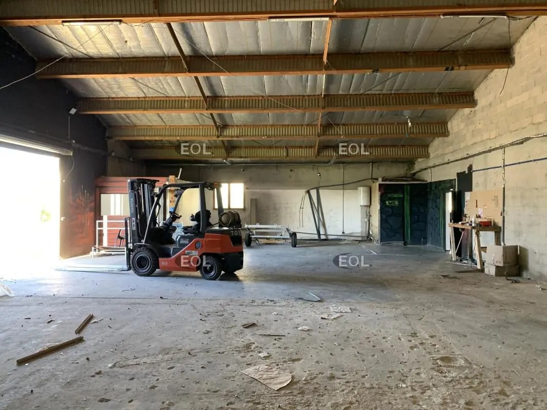 Local d'activités dans Peyrolles-en-Provence à vendre Photo de l’immeuble– Image 1 sur 6