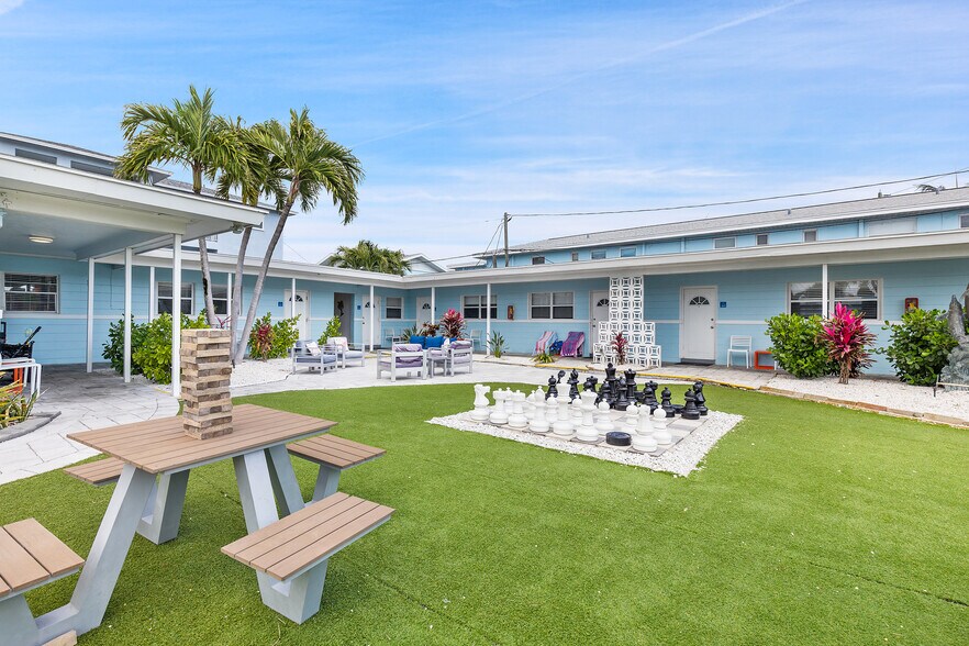 Two St Pete Beach Hotels portefeuille de 2 biens à vendre sur LoopNet.fr - Photo de l’immeuble – Image 3 sur 24