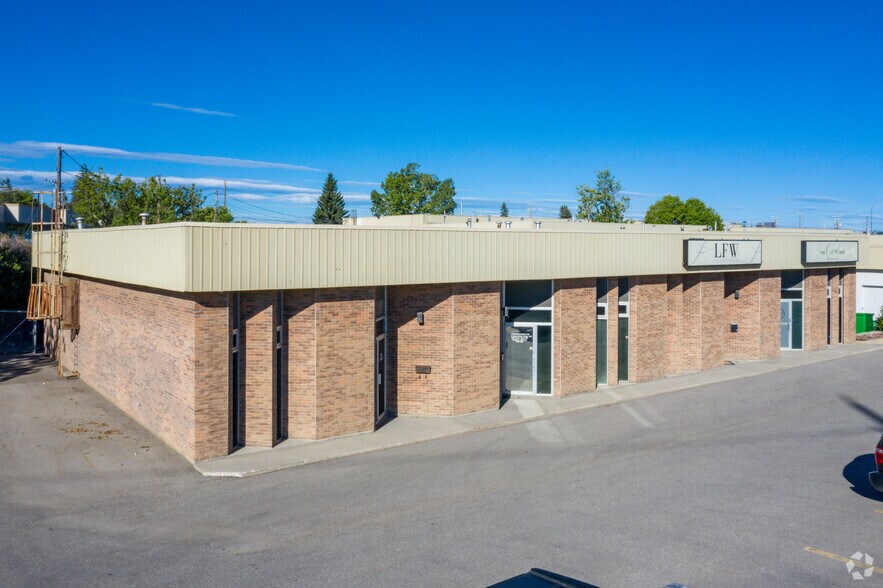 421-427 Forge Rd SE, Calgary, AB à louer - Photo de l’immeuble – Image 2 sur 9