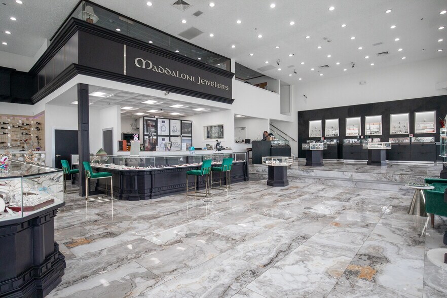 1870 E Jericho Tpke, Huntington, NY à louer - Numérisation 3D Matterport – Image 3 sur 22