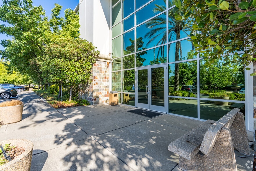 2440 Gold River Rd, Rancho Cordova, CA à vendre - Photo de l’immeuble – Image 3 sur 32