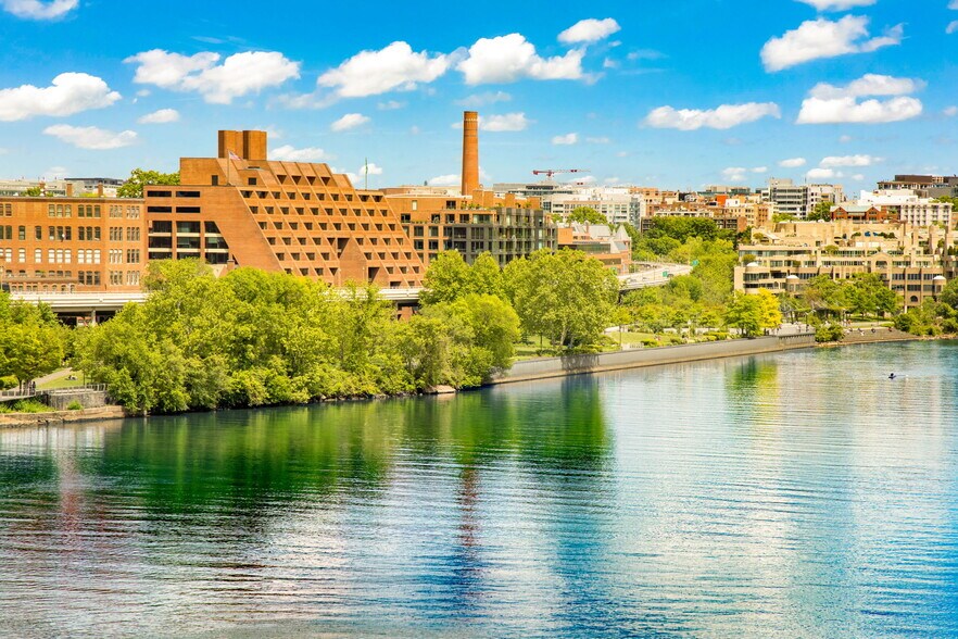 1000-1010 Wisconsin Ave NW, Washington, DC à louer - Photo de l’immeuble – Image 1 sur 14