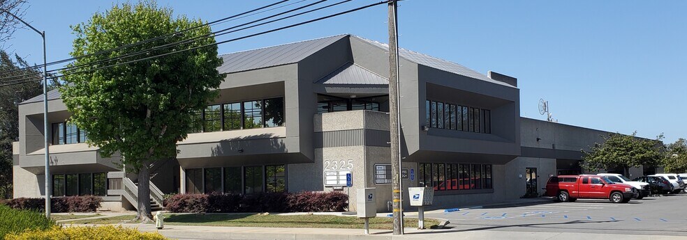 2325 Skyway Dr, Santa Maria, CA à louer - Photo de l’immeuble – Image 1 sur 7