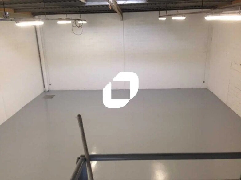 Local d’activités dans Bobigny à louer - Photo de l’immeuble – Image 3 sur 16