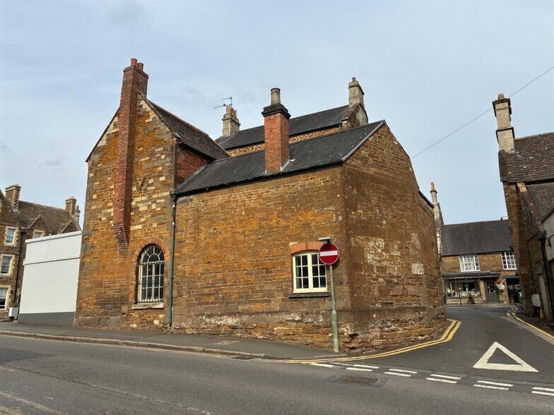 2 Market Pl, Uppingham à vendre - Photo de l’immeuble – Image 2 sur 9