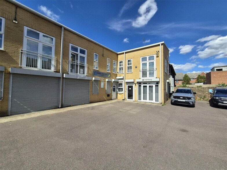 Lodge Cres, Waltham Cross à louer - Photo de l’immeuble – Image 1 sur 1