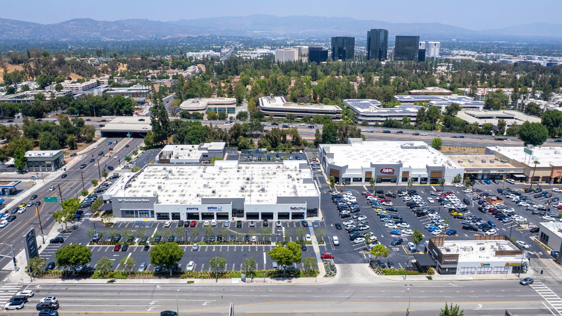 21937 Ventura Blvd, Woodland Hills, CA à louer Aérien– Image 1 sur 16