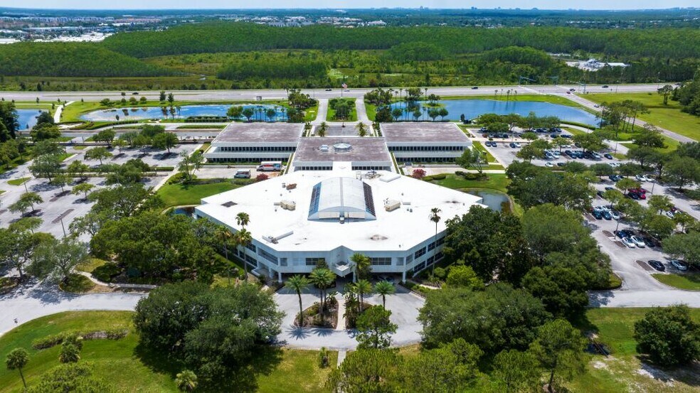 Former Tupperware HQ Campus portefeuille de 7 biens à vendre sur LoopNet.fr - Photo de l’immeuble – Image 2 sur 12
