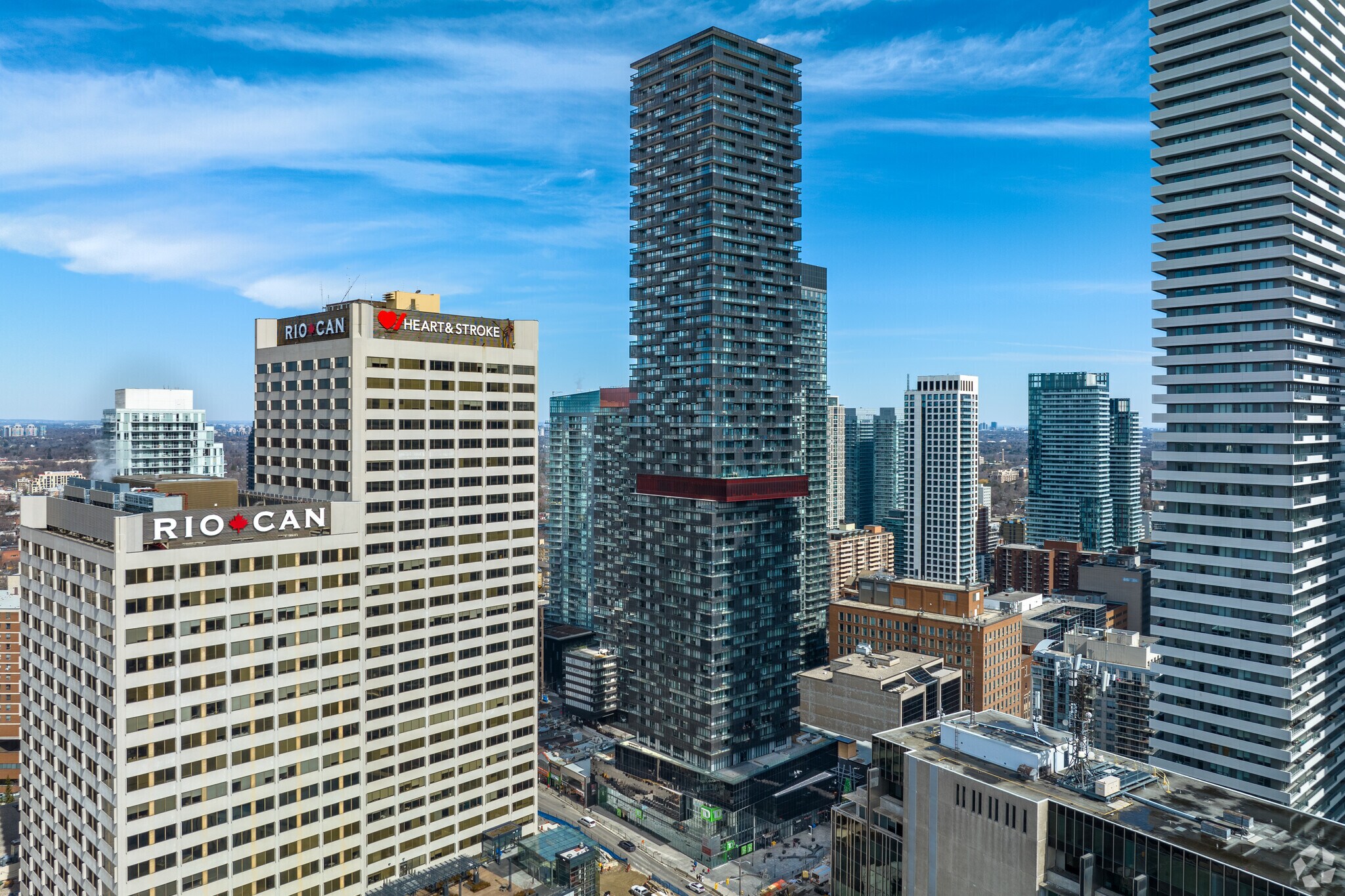 2 Eglinton Av E, Toronto, ON à louer Photo de l’immeuble– Image 1 sur 7