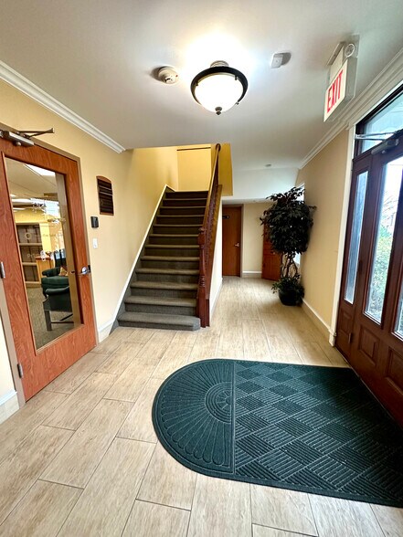 241 Rushmore Ave, Carle Place, NY à vendre - Photo de l’immeuble – Image 2 sur 13