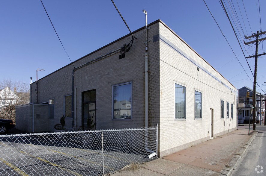 1647 Cranston St, Cranston, RI à louer - Photo de l’immeuble – Image 2 sur 10