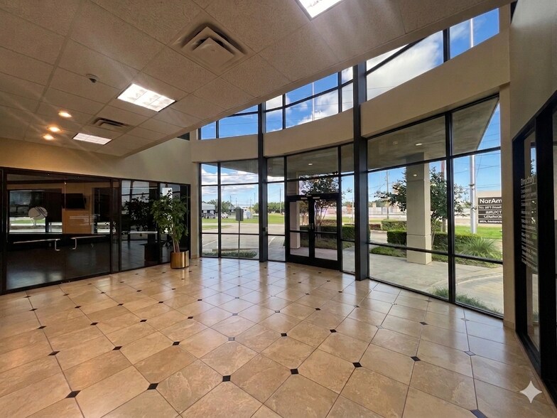 8400 N Sam Houston Pky W, Houston, TX à louer - Photo intérieure – Image 3 sur 4