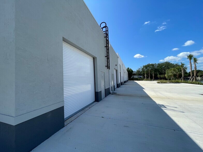 1740 E Tiffany Dr, Mangonia Park, FL à louer - Photo de l’immeuble – Image 3 sur 5