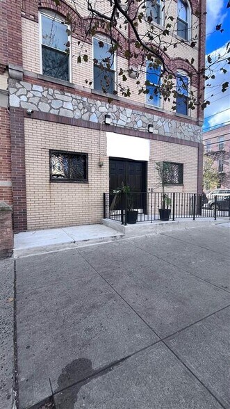 4602 30th Ave, Astoria, NY à louer - Photo de l’immeuble – Image 2 sur 6