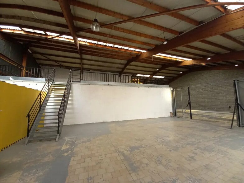 Local d’activités dans Hérouville-Saint-Clair à louer - Photo de l’immeuble – Image 2 sur 4