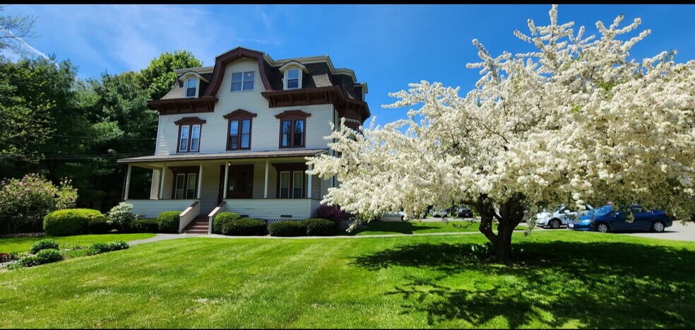 465 Chapel St, Lee, MA à vendre - Photo de l’immeuble – Image 1 sur 43