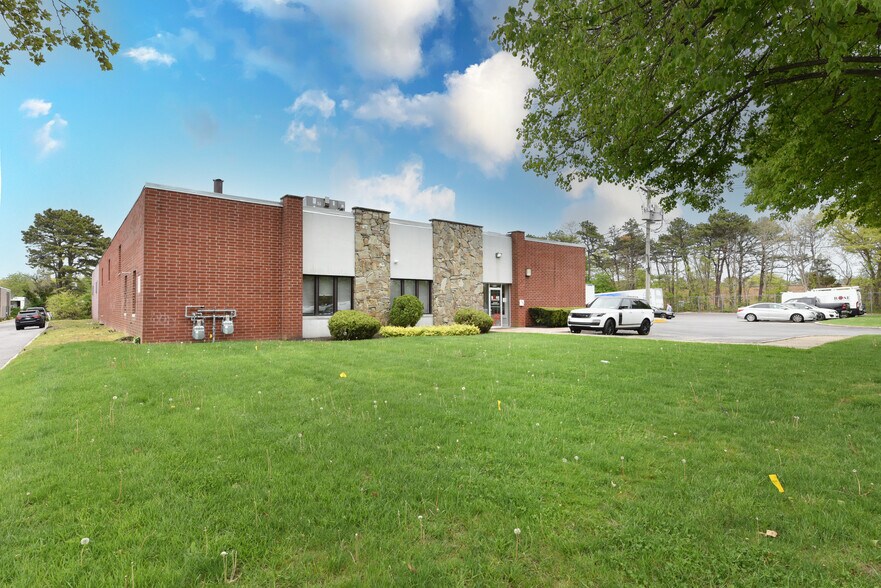 1565 Ocean Ave, Bohemia, NY à vendre - Photo de l’immeuble – Image 2 sur 25