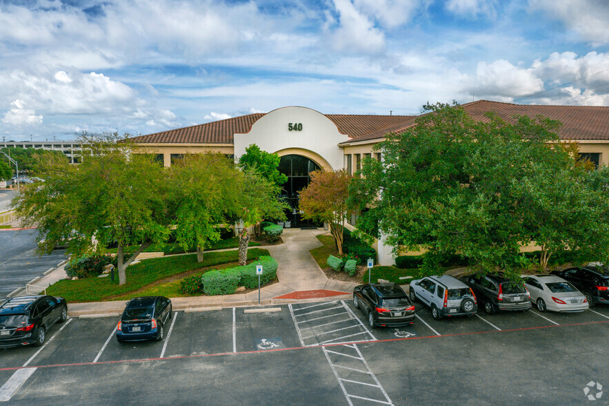 540 Oak Centre Dr, San Antonio, TX à louer - Photo de l’immeuble – Image 1 sur 14