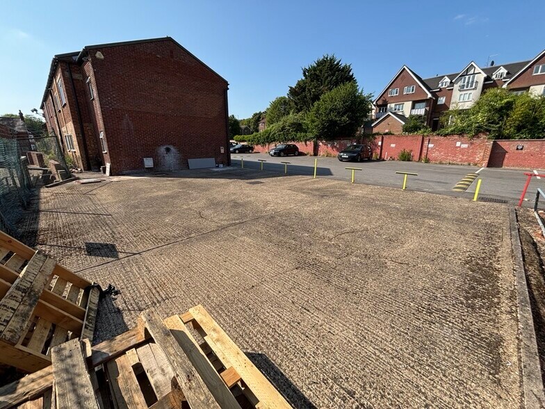 Desborough Park Rd, High Wycombe à louer - Photo de la construction – Image 3 sur 4