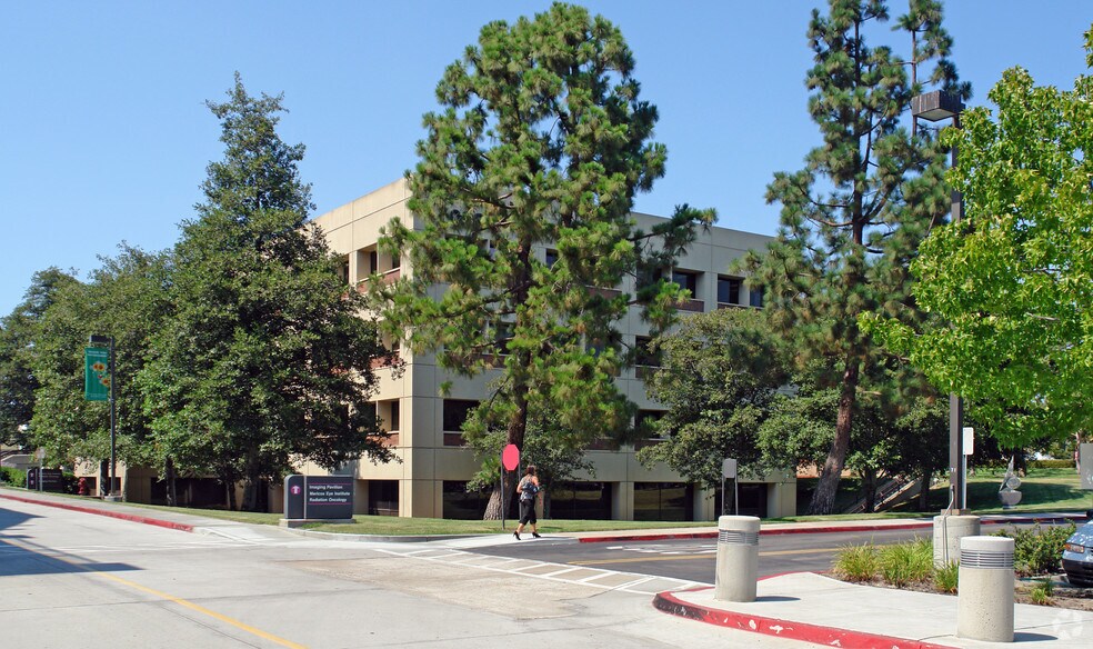 9834 Genesee Ave, La Jolla, CA à louer - Photo de l’immeuble – Image 2 sur 2