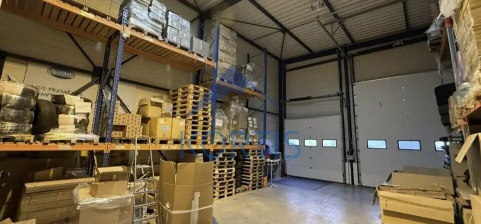 Local d’activités dans FLEURIEUX-SUR-L'ARBRESLE à louer - Photo intérieure – Image 2 sur 4