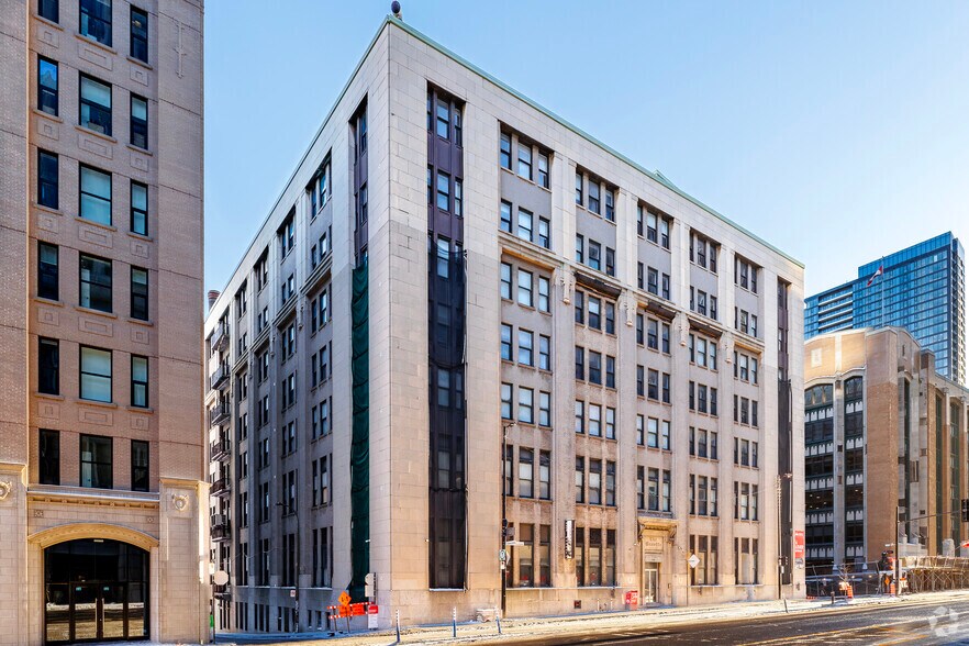 1000 Rue Saint-Antoine O, Montréal, QC à louer - Photo de l’immeuble – Image 2 sur 3