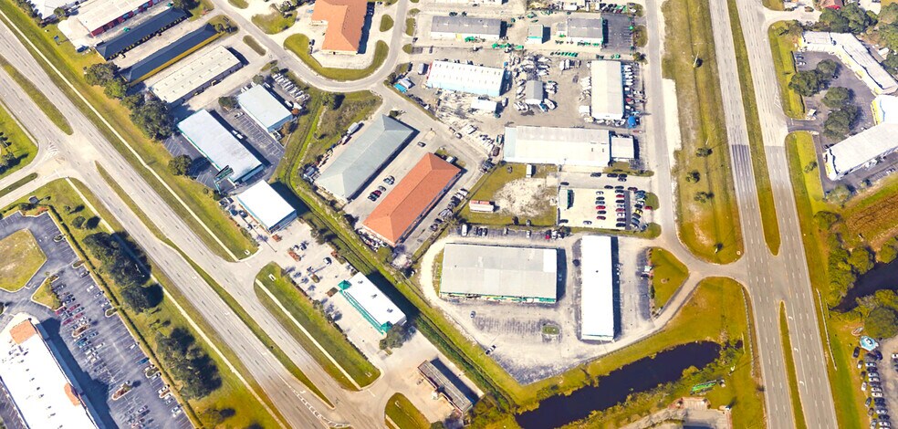 1242 Market Cir, Port Charlotte, FL à louer - Photo de l’immeuble – Image 2 sur 3