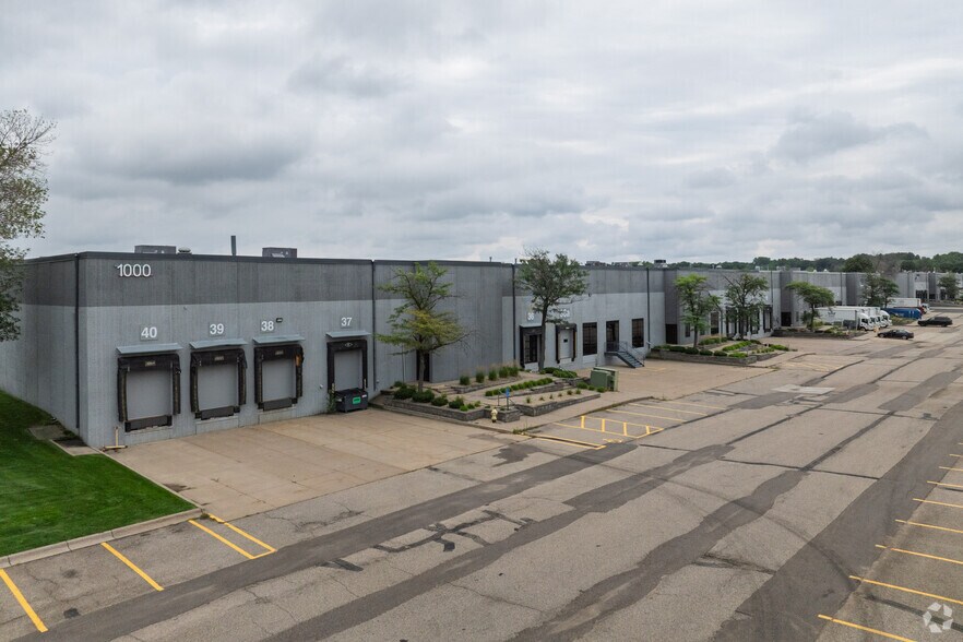 1000 N Berkshire Ln, Plymouth, MN à louer - Photo de l’immeuble – Image 2 sur 8