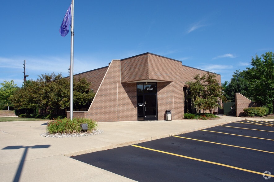 23890 Novi Rd, Novi, MI à vendre - Photo principale – Image 2 sur 15