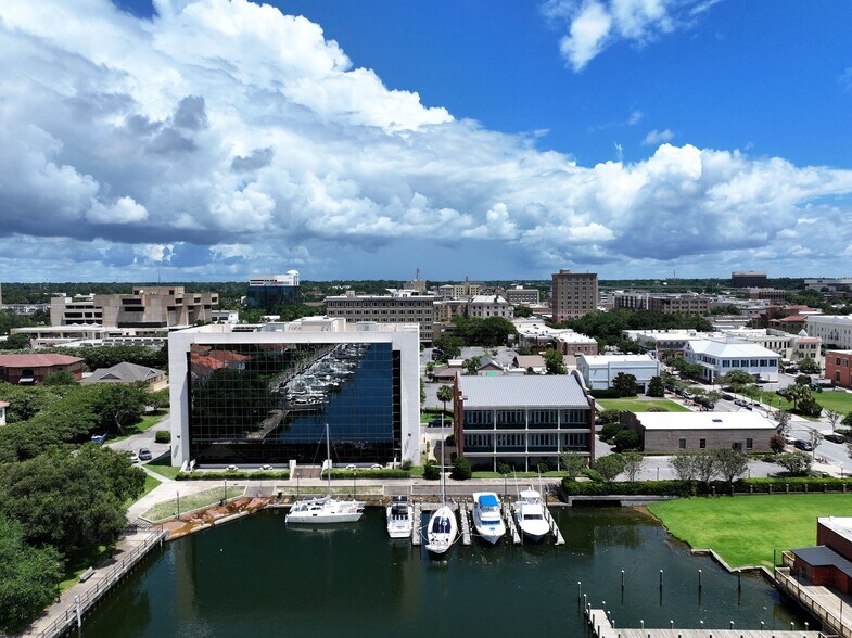 17 W Cedar St, Pensacola, FL à louer - Photo de l’immeuble – Image 3 sur 12