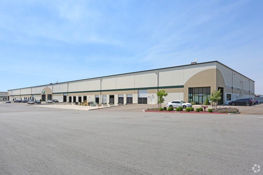 4333 S Minnewawa Ave, Fresno, CA à louer - Photo principale – Image 1 sur 2