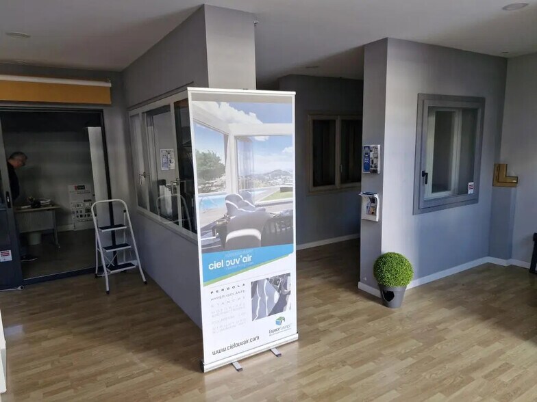 Local commercial dans Mandelieu-la-Napoule à louer - Photo de l’immeuble – Image 2 sur 7