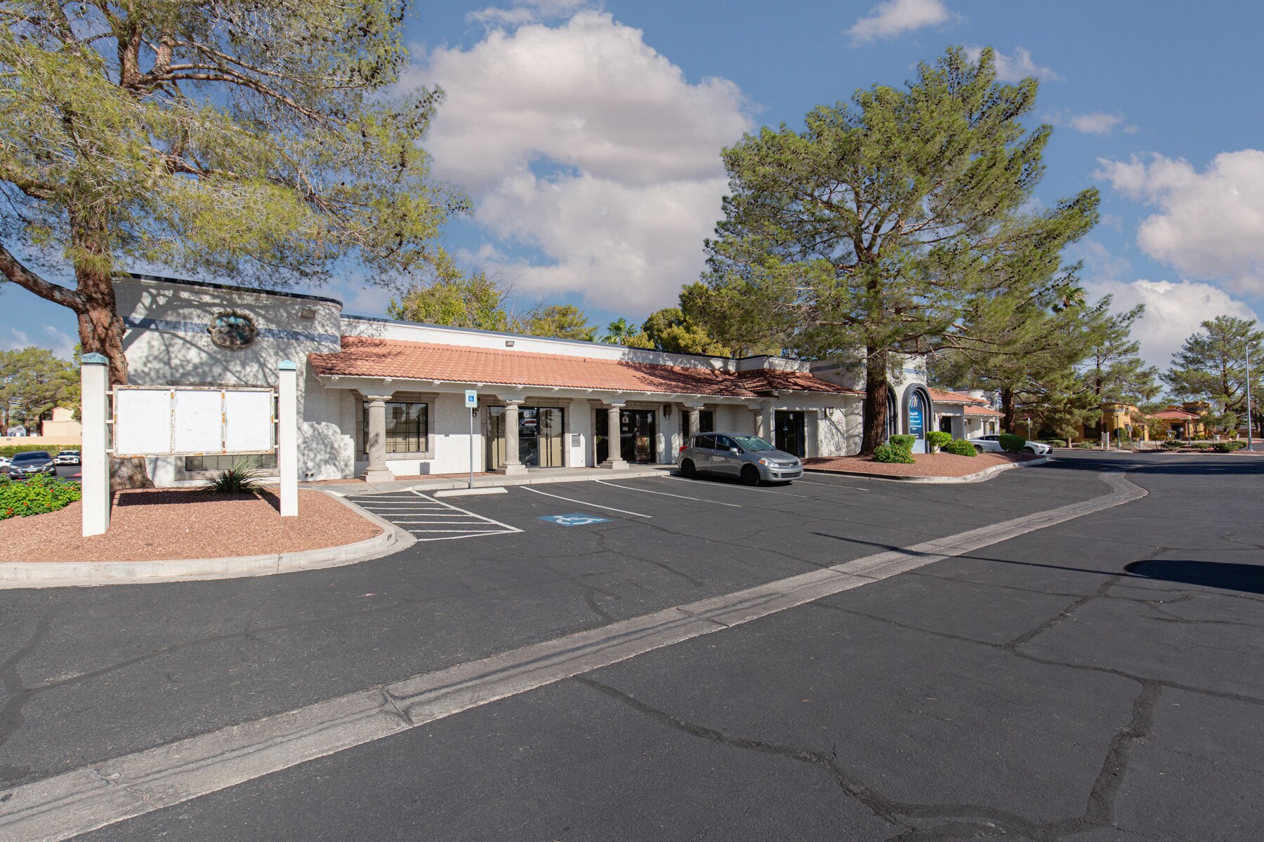 2881 S Valley View Blvd, Las Vegas, NV à louer Photo de l’immeuble– Image 1 sur 63