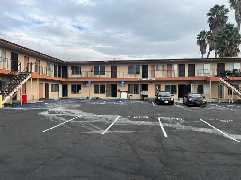4444 York Blvd, Los Angeles, CA à louer - Photo de l’immeuble – Image 1 sur 18