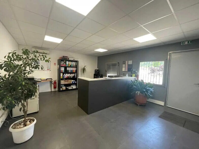 Local d’activités dans Feyzin à louer - Photo de l’immeuble – Image 2 sur 5