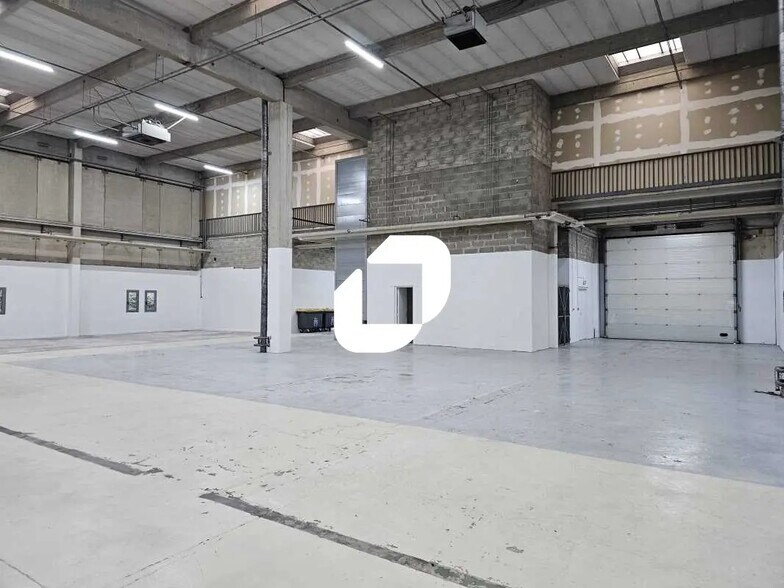 Local d’activités dans Sarcelles à louer - Photo de l’immeuble – Image 3 sur 11