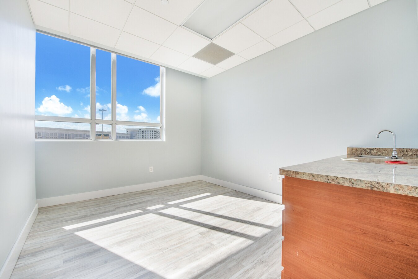 135 San Lorenzo Ave, Coral Gables, FL 33146 - Lot 720 - - Photo intérieure - Image 2 of 12