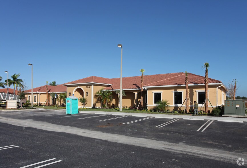 555 NW Lake Whitney Pl, Port Saint Lucie, FL à vendre - Photo de l’immeuble – Image 2 sur 9