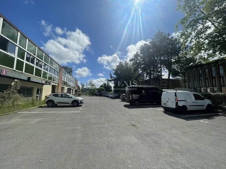Local d’activités dans Les Ulis à louer - Photo de l’immeuble – Image 1 sur 6