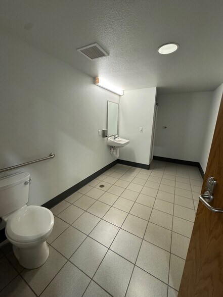 1426 E 3rd Ave, Kennewick, WA à louer - Photo de l’immeuble – Image 2 sur 9